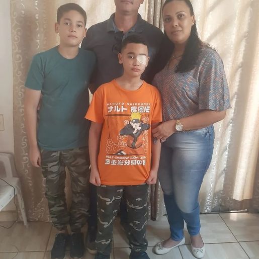 Cirurgia no olho de menino barrado em bloqueio durou quatro horas