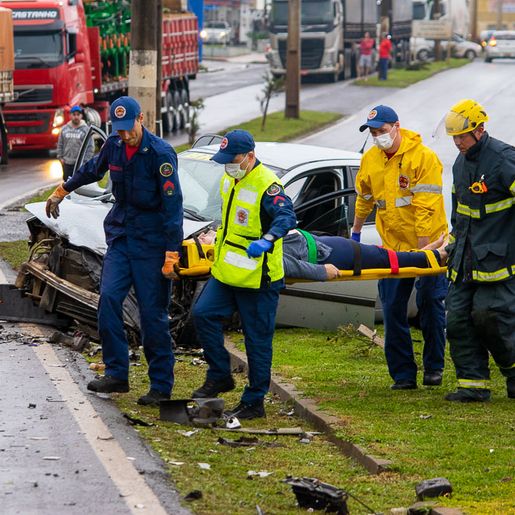 Colisão frontal entre carreta e carro deixa dois feridos na Avenida Willy Barth; Assista