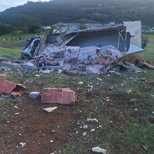 Caminhão fica sem freios, sai da pista e capota na descida da serra do Goio-Ên, em Chapecó