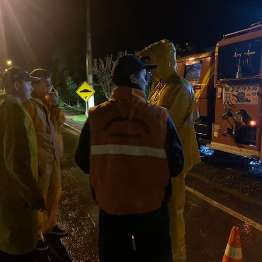 Corpo de Bombeiros distribui lonas e auxilia moradores em Bandeirante