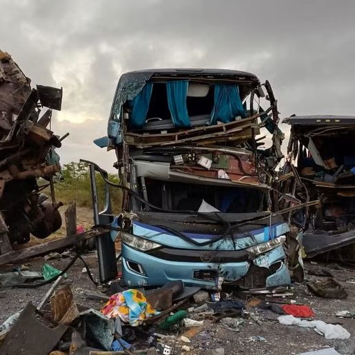 Acidente entre ônibus deixa cinco mortos e 21 feridos na Bahia