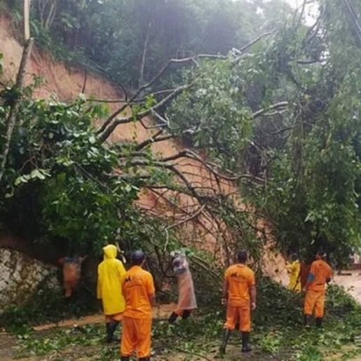 Bombeiros fazem buscas por desaparecidos após temporal que matou 16 no RJ