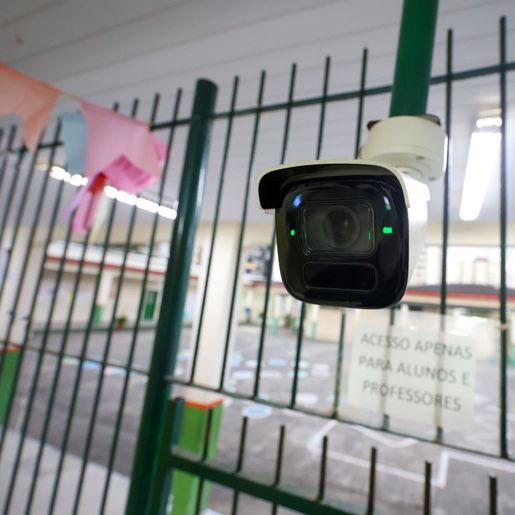 SC vai instalar mais de 10 mil câmeras em escolas públicas para reforçar segurança