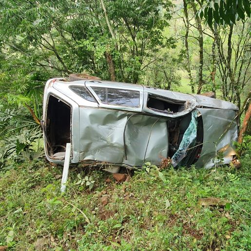 Carro capota em ribanceira de 50 metros após saída de pista em Mondaí