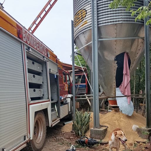 Homem passa mais de 2 horas preso em silo de ração em Riqueza