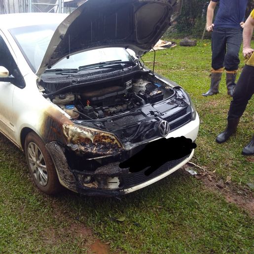 Incêndio danifica residência e veículos no interior de Iporã do Oeste