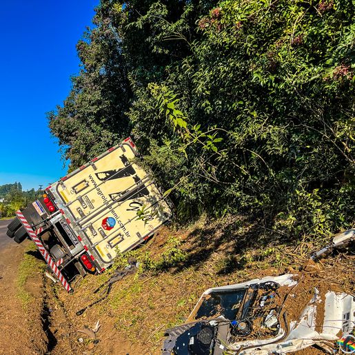 Tombamento de caminhão é registrado na BR-163 em Guaraciaba