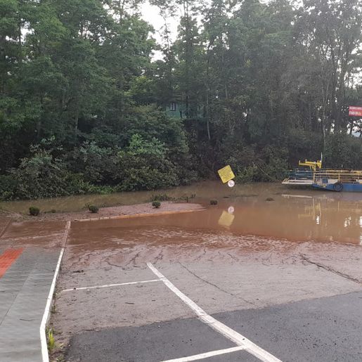 Empresa retoma travessia de balsa no Rio Uruguai em Mondaí