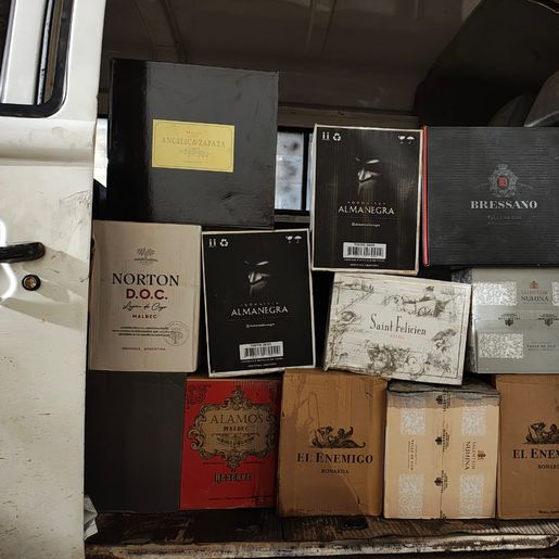 Polícia apreende 300 caixas de vinho contrabandeado em Dionísio Cerqueira