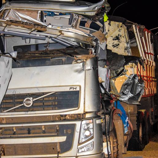 Duas pessoas ficam feridas em colisão envolvendo 2 caminhões