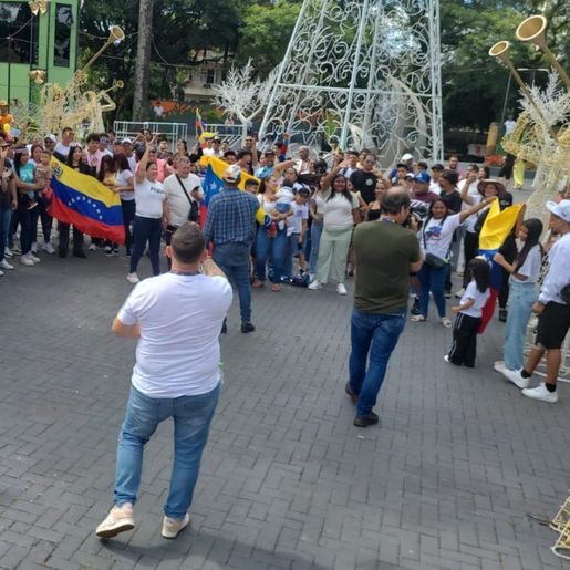 Em Chapecó, venezuelanos comemoram queda de Maduro
