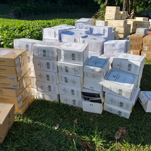 Receita Federal e PM apreendem R$ 345 mil em vinho em depósito