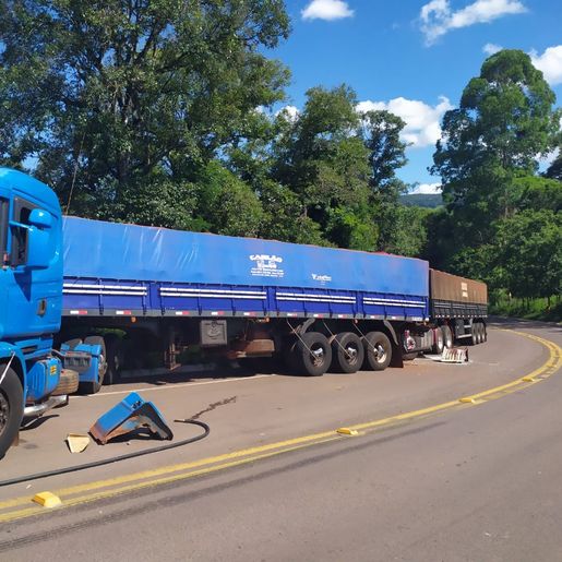 Colisão entre duas carretas deixa trânsito interditado na SC 161, em Romelândia