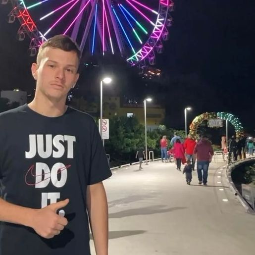 Motoboy morre atropelado por caminhão durante trabalho em SC