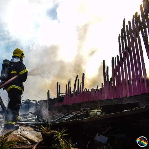 Morador que teve casa destruída por incêndio, agradece a comunidade pela ajuda