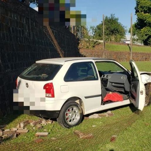 Carro sai da pista, cai de muro e para em campo de futebol em Mondaí