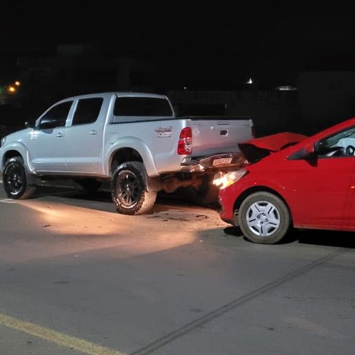 Carro colide em caminhonete estacionada