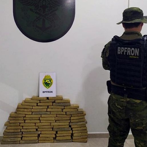 PM apreende mais de 40 quilos de maconha e prende traficantes em Barracão