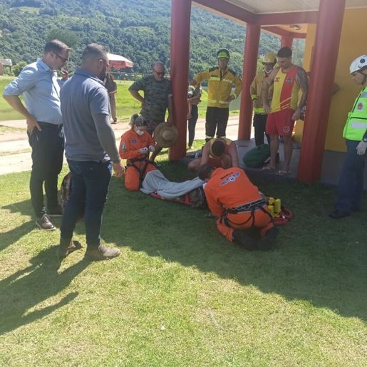 Capotamento de caminhão deixa dois feridos entre SC e RS