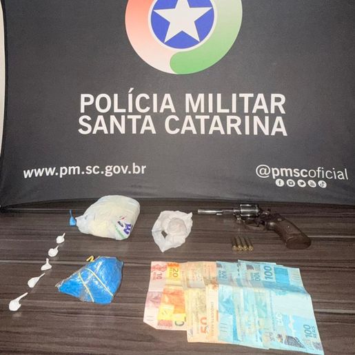 Dois são presos por tráfico após PM flagrar entrega de drogas com carro por app em Cunha Porã