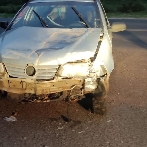 Estrangeiro sem CNH colide carro e recusa bafômetro em São João do Oeste