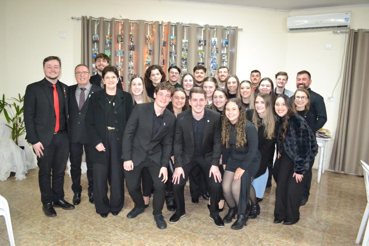 Nova diretoria do LEO Clube Ômega Universidade toma posse em SMO