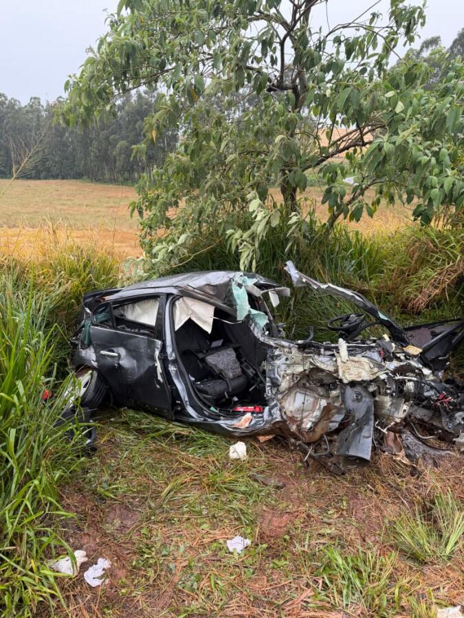 Acidente entre carro e carreta deixa jovem de 20 anos ferido na BR-158