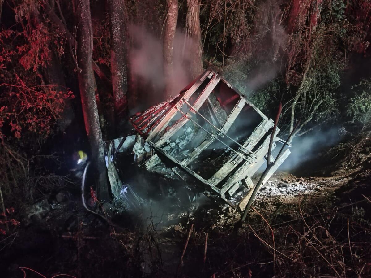 Caminhonete sai da pista, pega fogo e motorista é levado ao hospital em Faxinal dos Guedes