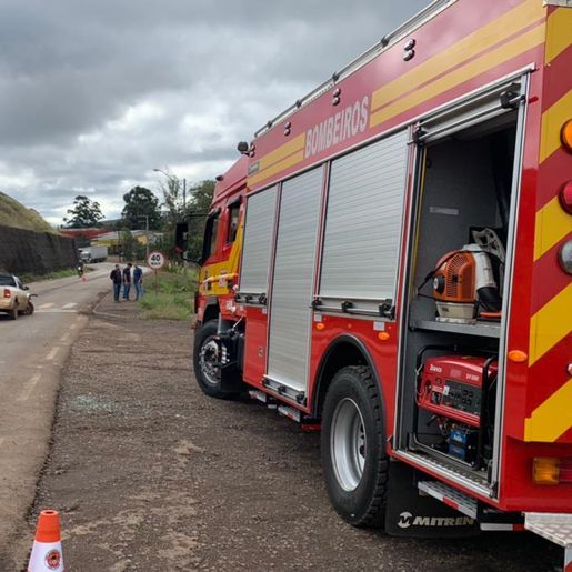 Colisão entre dois veículos mobiliza bombeiros em São José do Cedro; vídeo