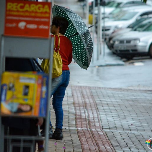 Início da semana tem previsão de pancadas de chuva, raios, ventos e granizo