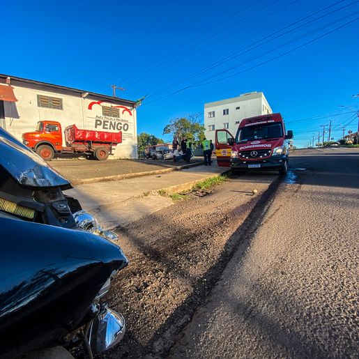 Condutor sai ileso após carro quase se partir ao meio em acidente na Willy Barth