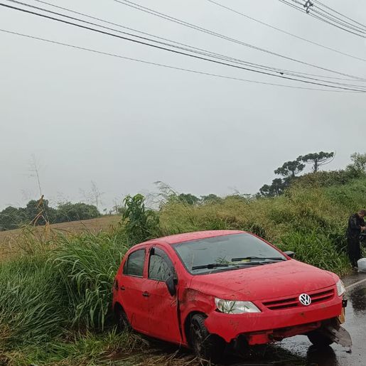 Veículo capota e deixa duas pessoas feridas na SC 163