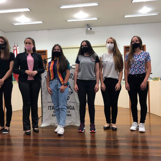Concurso de oratória premia alunos com bolsas de estudo