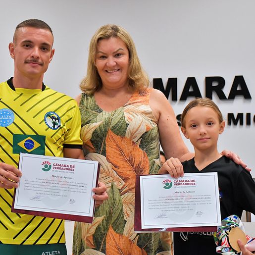 Câmara de São Miguel do Oeste homenageia atletas de destaque no badminton, judô e kickboxing