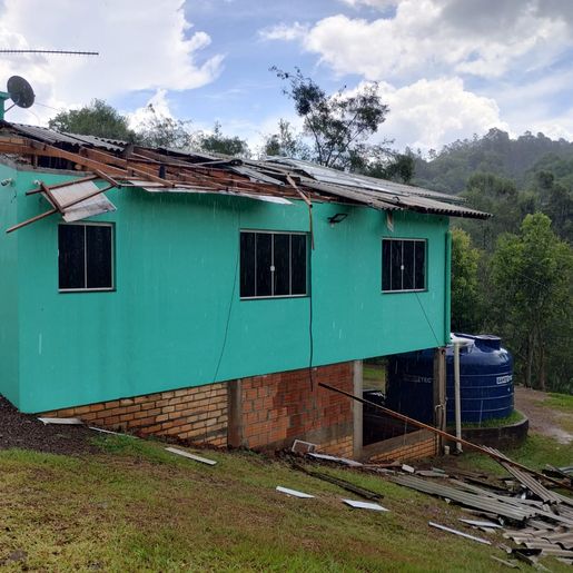 Temporal em Bandeirante deixa pelo menos cinco casas destelhadas, diz prefeito