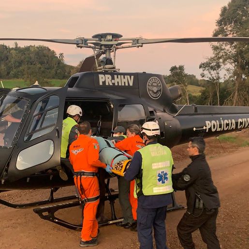 Vítima precisa ser transferida pelo Saer ao cair de árvore