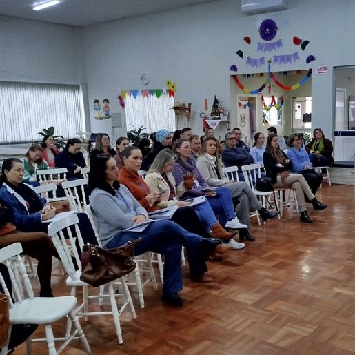 Capacitação prepara profissionais de São José do Cedro para escuta de vítimas de violência