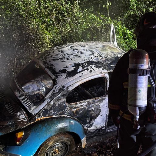 Fusca é destruído por incêndio no interior de Bandeirante