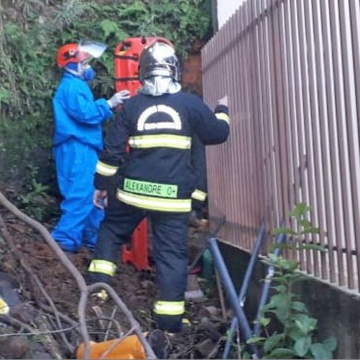 Idoso cai em barranco e fica preso entre pedras e muro durante trabalho