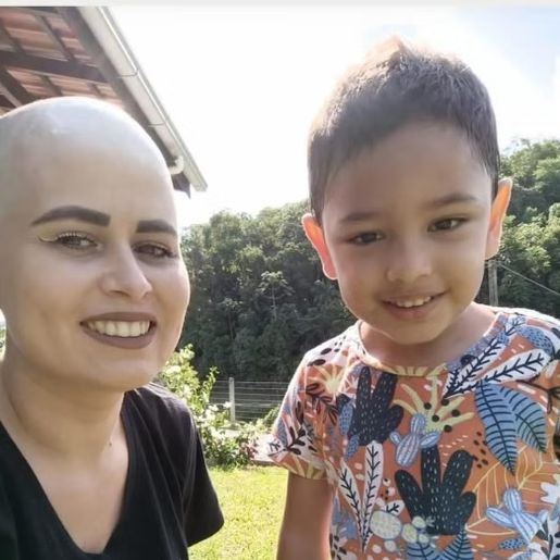 Mãe adotiva de menino assassinado em ataque a creche morre de câncer