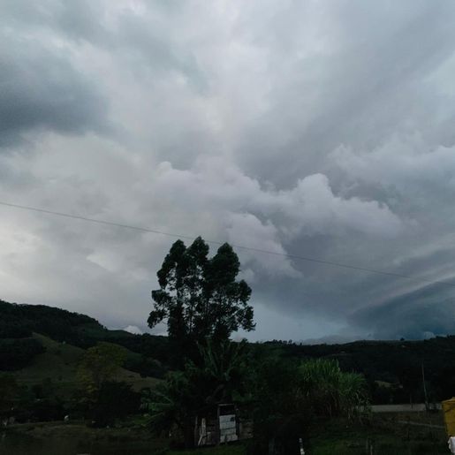 Internauta registra formação de nuvem passando por SMOeste minutos após tornado