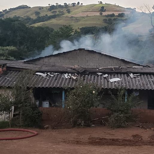 Casa é destruída por incêndio no interior de Guarujá do Sul
