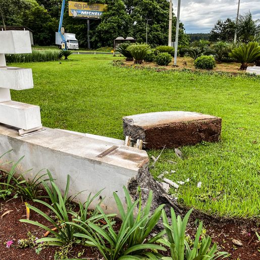 Motorista danifica trevo de São Miguel do Oeste; confira o vídeo