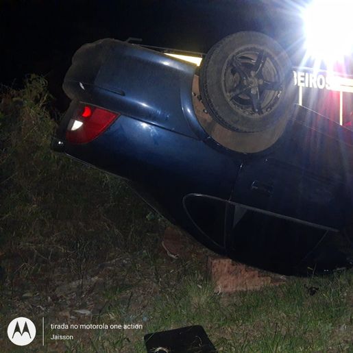 Saída de pista seguida de capotamento deixa homem ferido