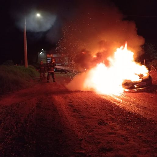 Tentativa de homicídio termina com vítimas graves e veículo incendiado em Campo Erê