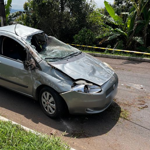 VÍDEO: Condutor perde controle da direção e capota veículo em SMOeste