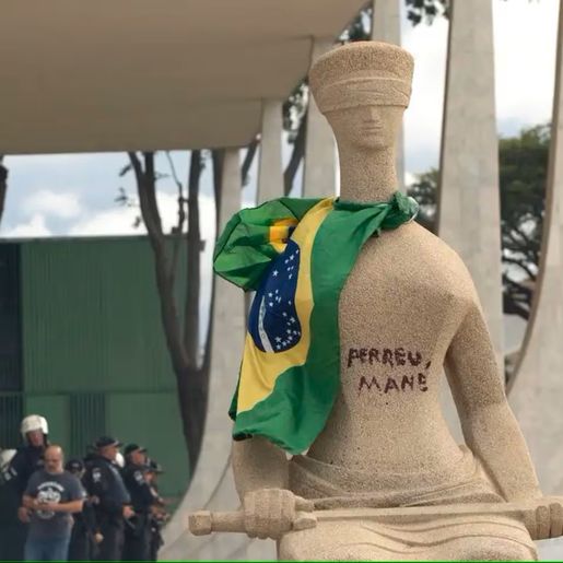 Supremo forma maioria para condenar cabelereira que pichou estátua a 14 anos