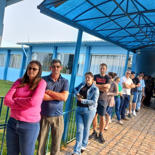 Eleitores formam filas nos dois maiores locais de votação em Iporã do Oeste
