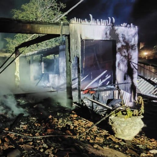 Duas residências são destruídas por incêndios durante a madrugada na Região