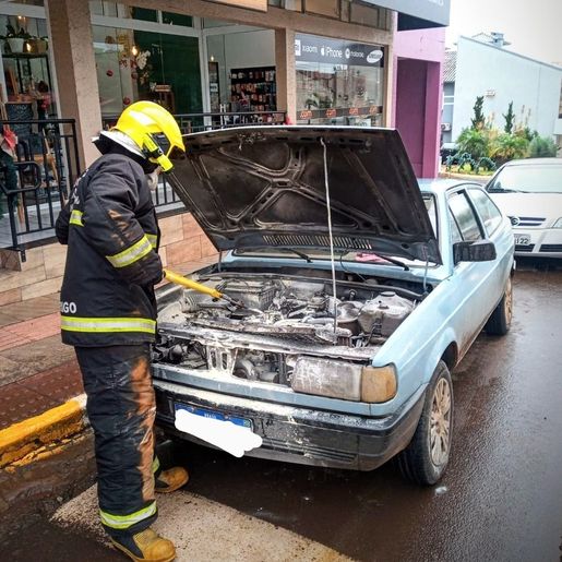 Princípio de incêndio atinge veículo no centro de Iporã do Oeste
